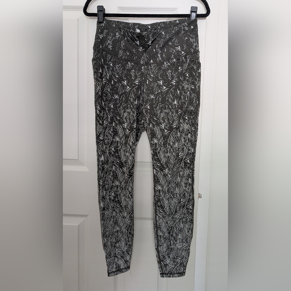 Leggings with Pockets (M) Green and White Fern Palm Leaf Design by all in motion